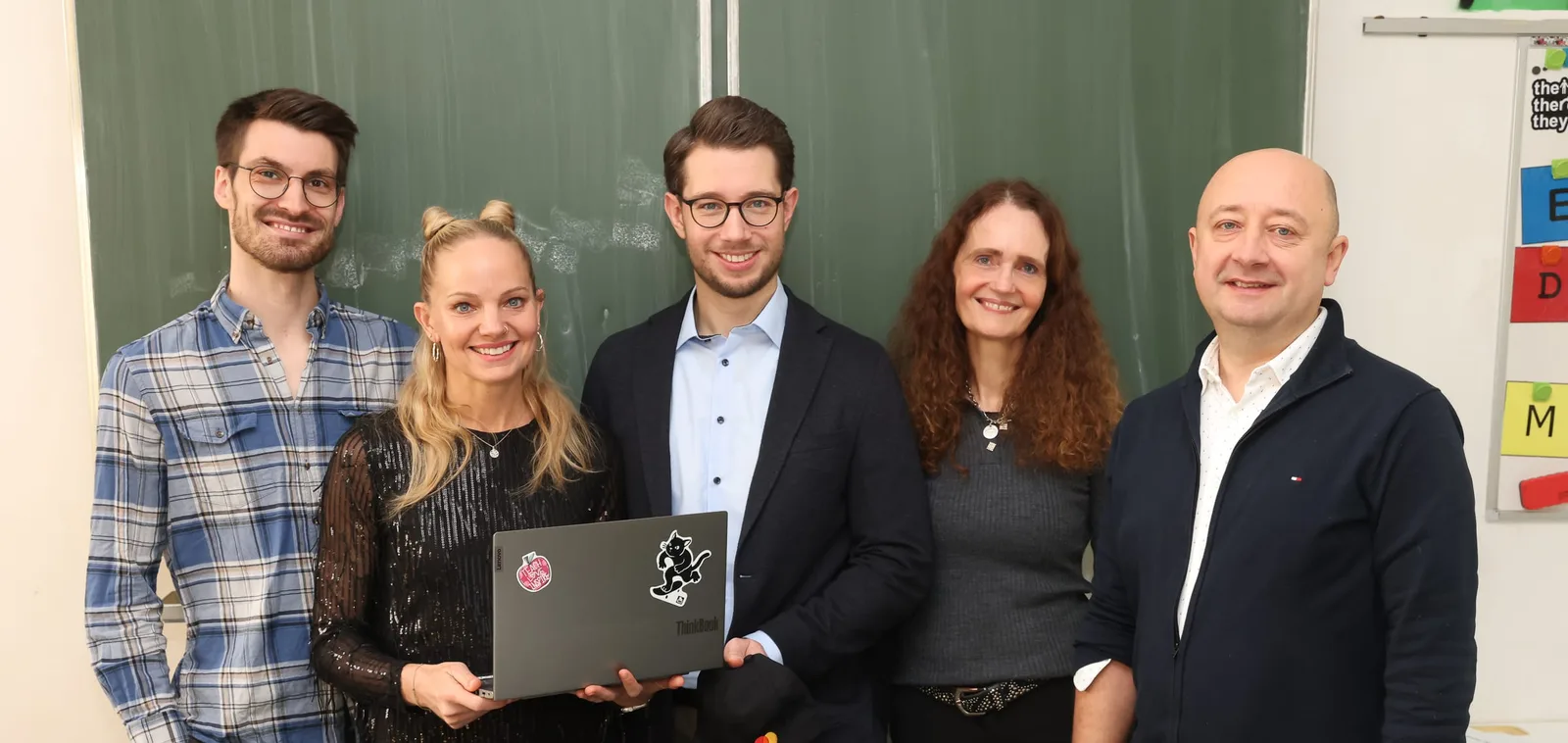 Michael Brönner mit dem Projektteam vor der Tafel der NMS Steinergasse