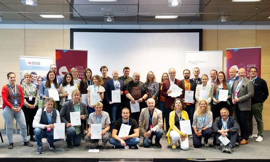 Gruppenfoto der ausgezeichneten Anbieter mit ihren Urkunden bei der Verleihung des Gütesiegels Lern-Apps