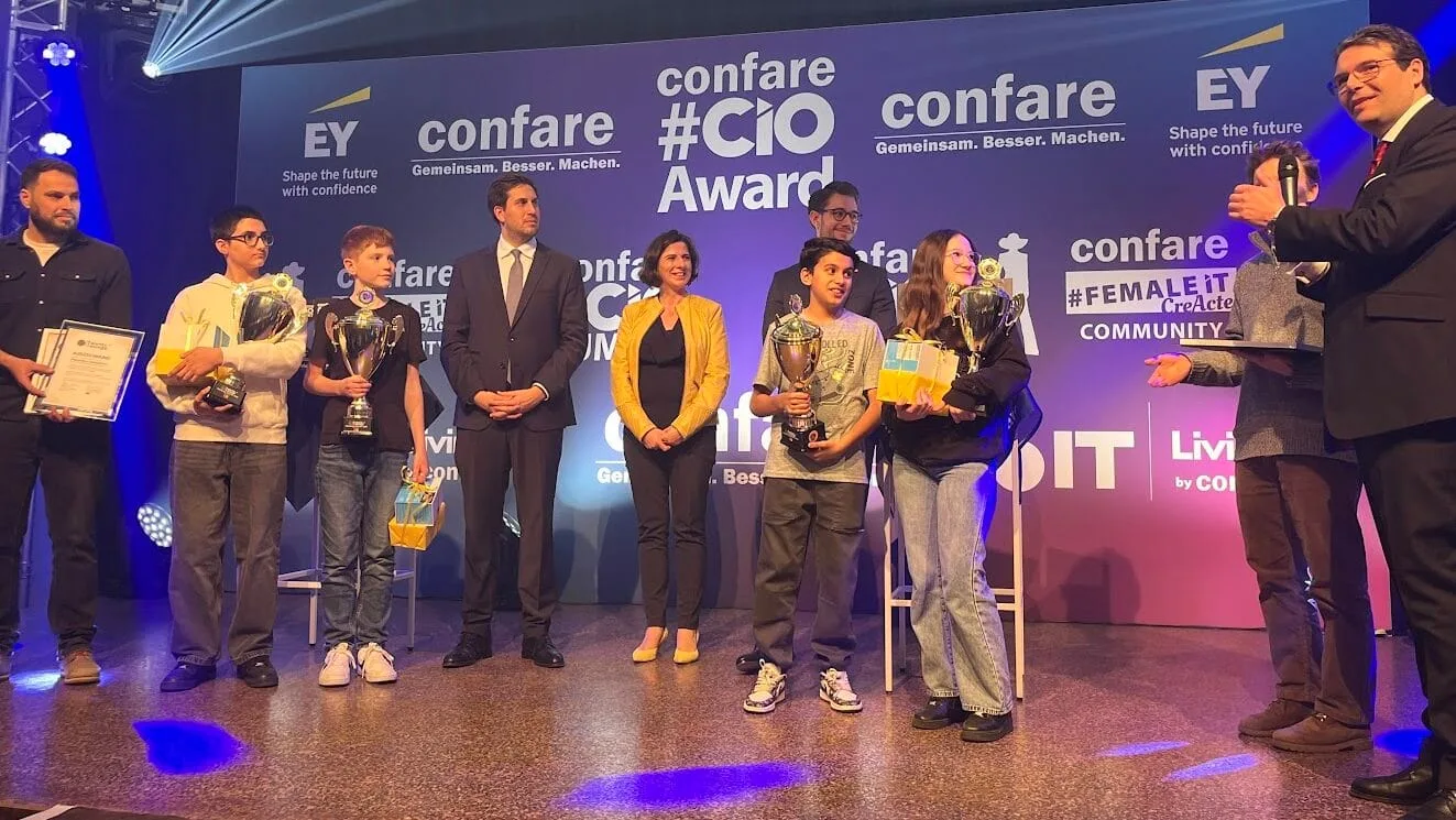 Ausgezeichnete Schüler:innen und Gäste auf der Bühne des Confare CIO Summit