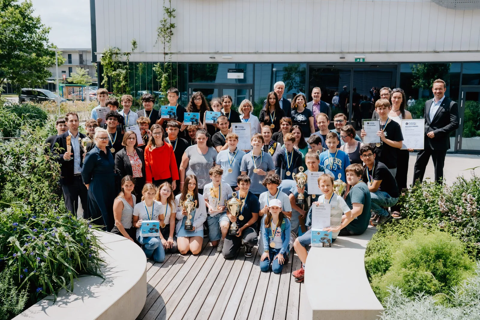 Gruppenfoto der ausgezeichneten Klassen vor dem Haus der Digitalisierung
