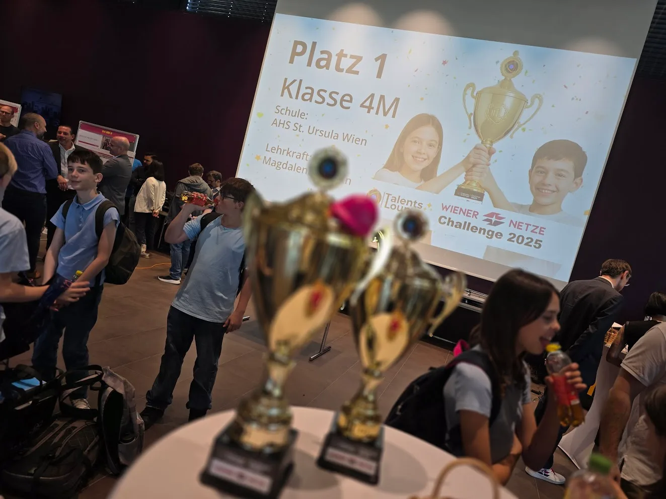 Projektion mit der Aufschrift Platz 1, Klasse 4M, AHS St. Ursula Wien