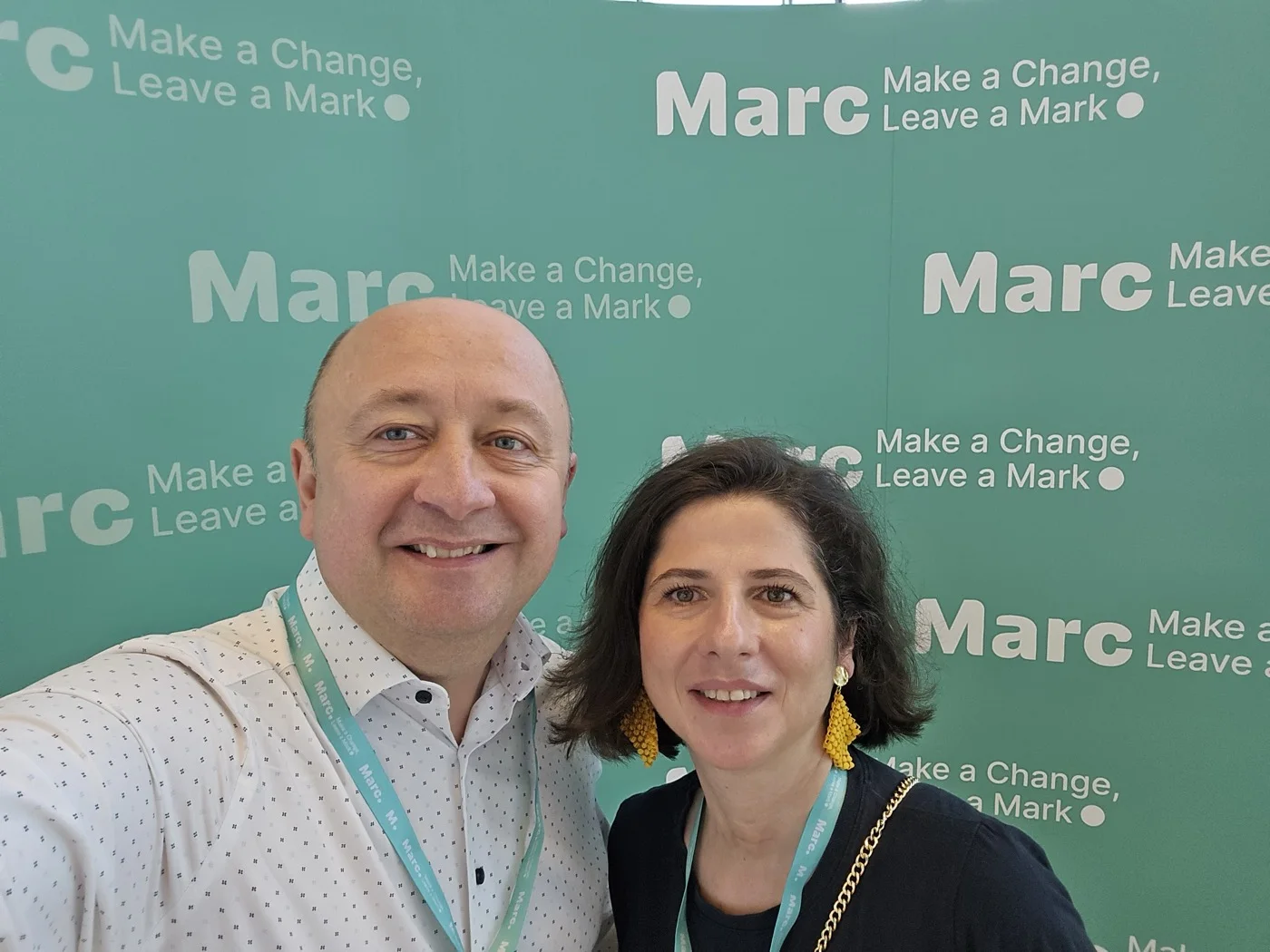 Anna und Peter Gawin vor der Fotowand des Marc Impact Programme in Budapest