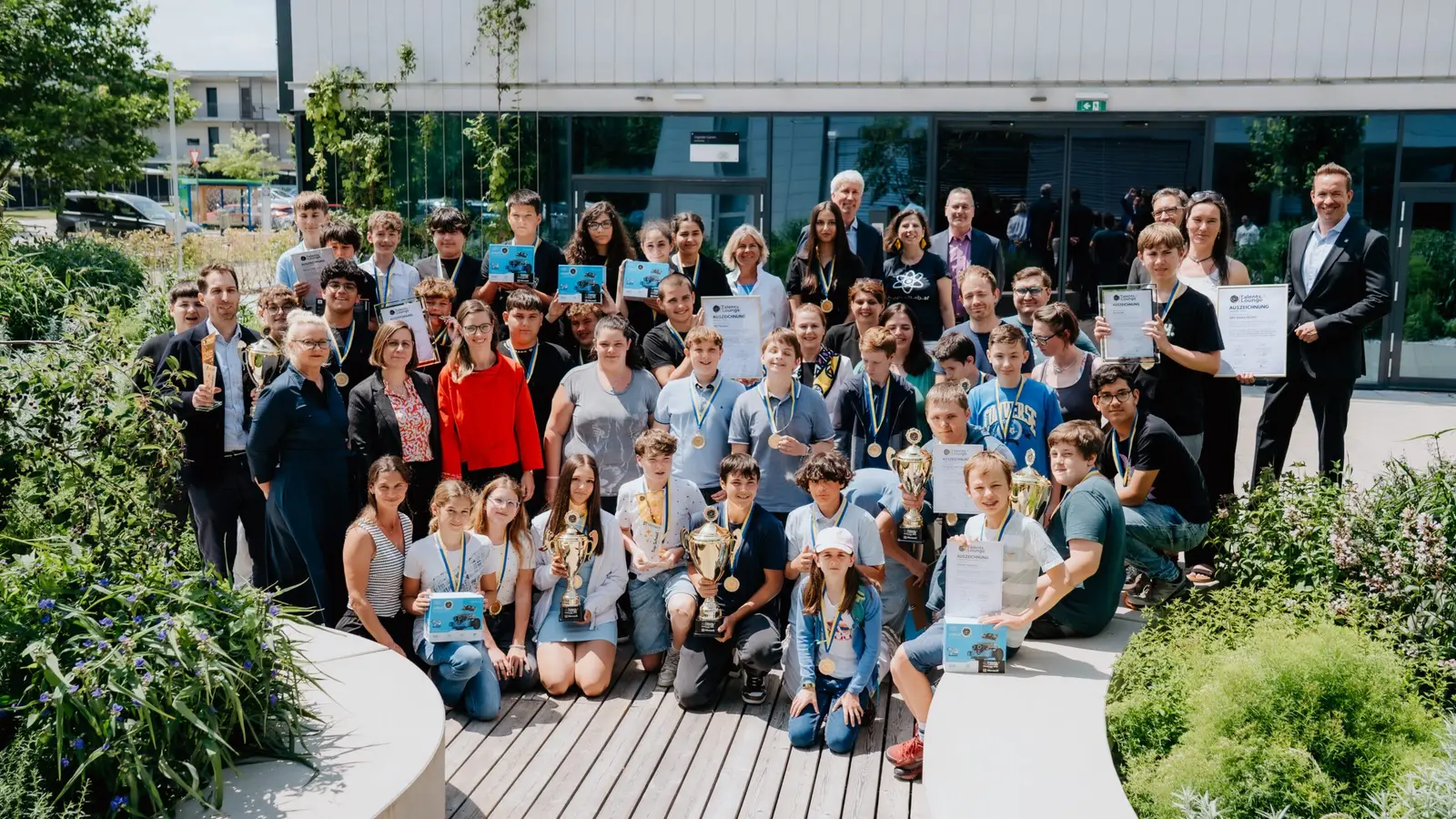Gruppenbild der ausgezeichneten Klassen und Lehrkräfte bei der Preisverleihung